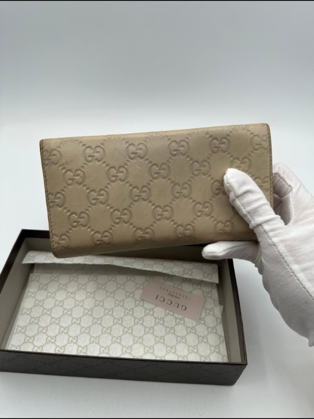 Gucci Beige Signature GG Continental Wallet with Gold Plaque - Picture 2 of 12